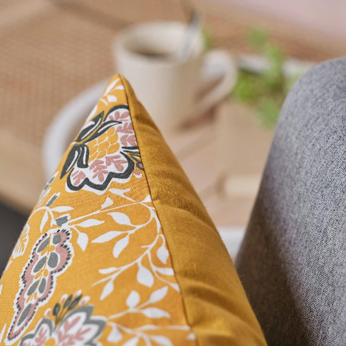 INDIAN FLOWERS SHIVA - Coussin déhoussable floral en coton jaune 40x60