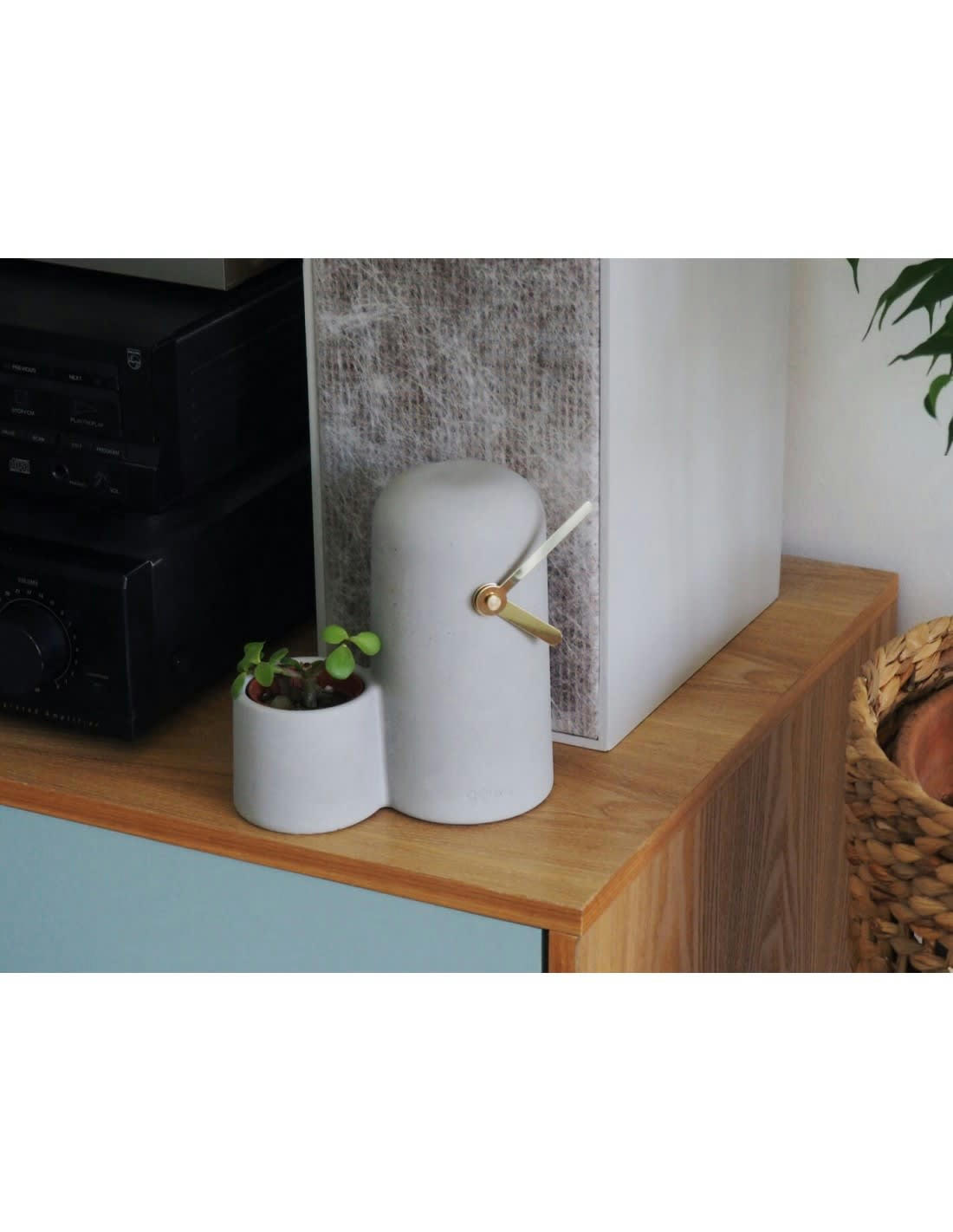 SILO - Horloge en béton aiguilles dorées