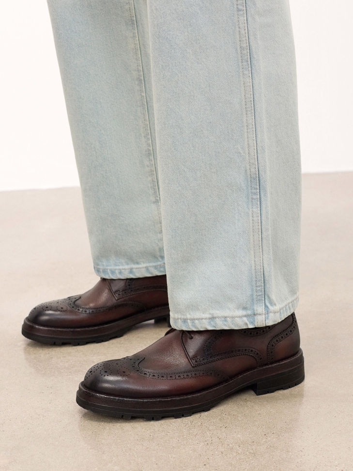 Leather casual shoes with ornamentation