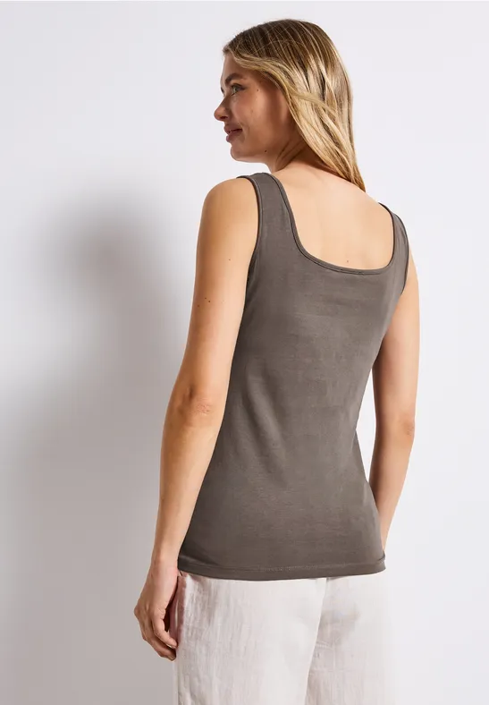 Basic Top mit Square Neck