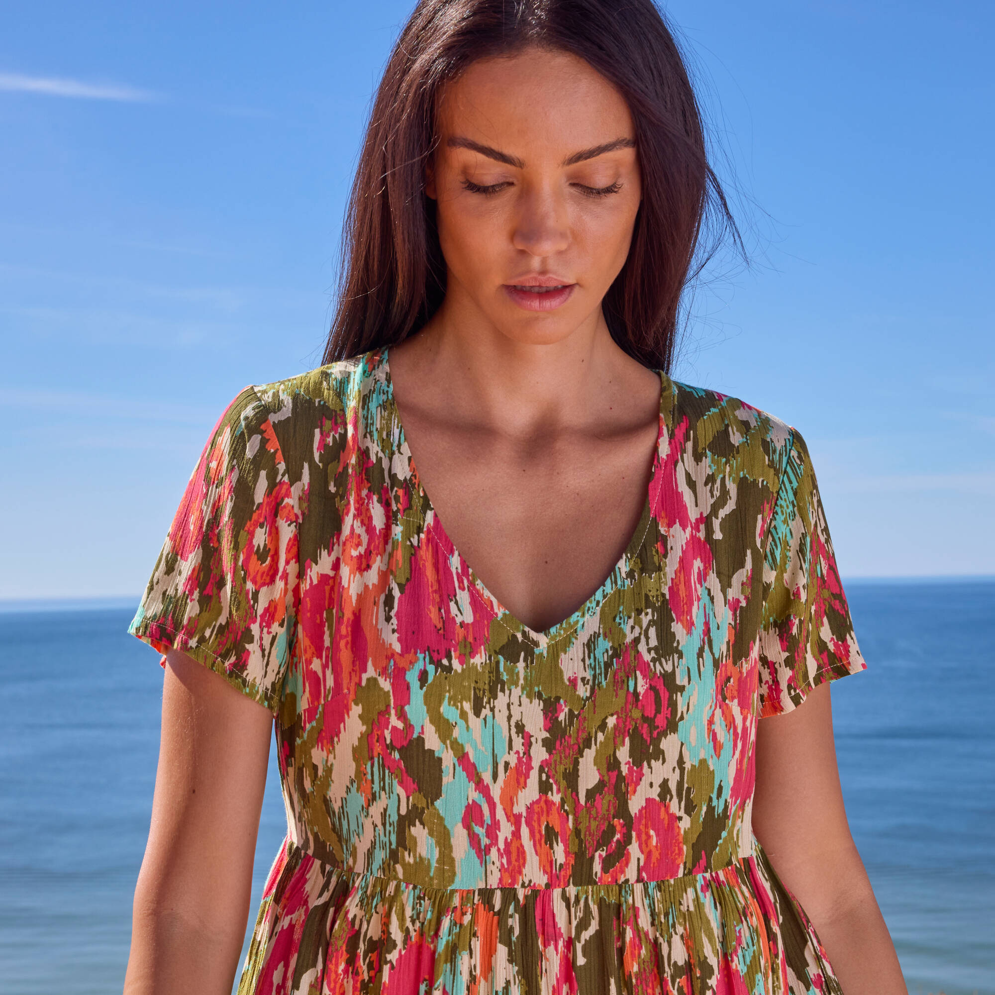 Robe col V longue imprimée, crépon
