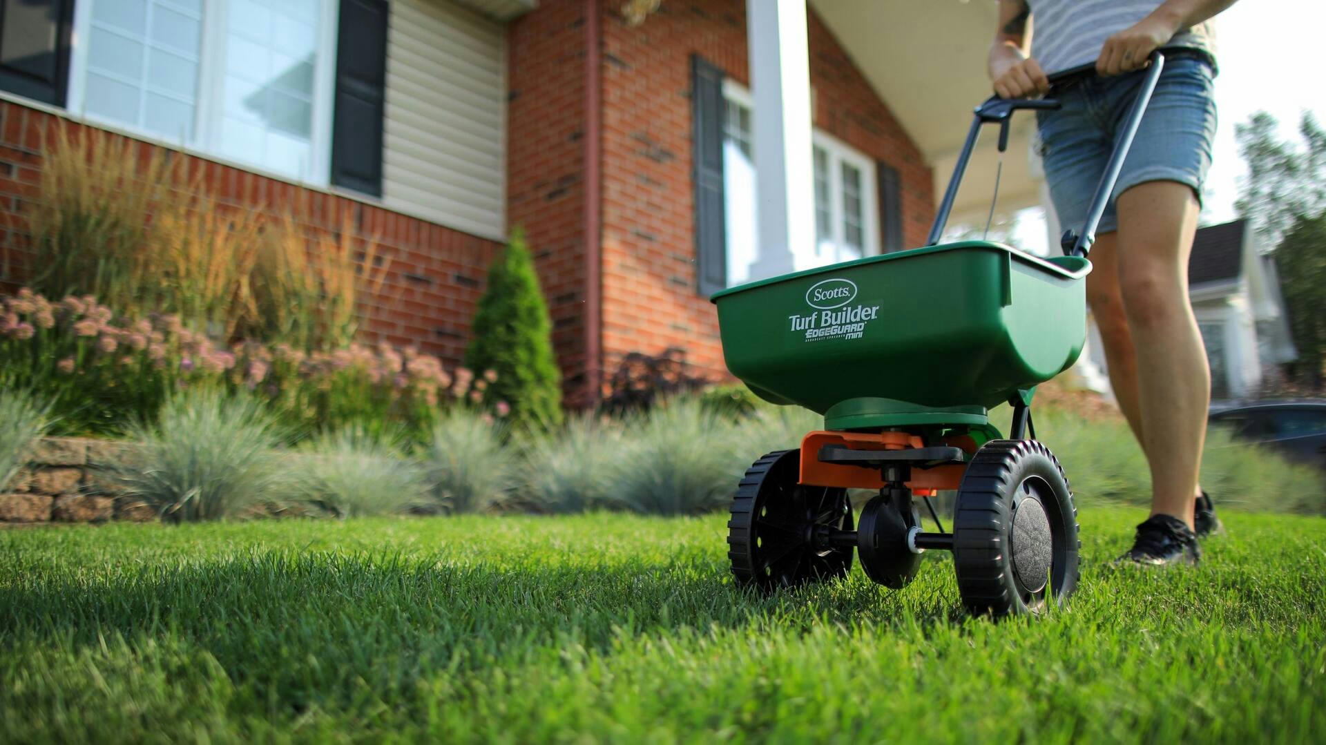 Scotts Turf Builder Mini Edgeguard Broadcast Spreader, 5,000 sq. ft.