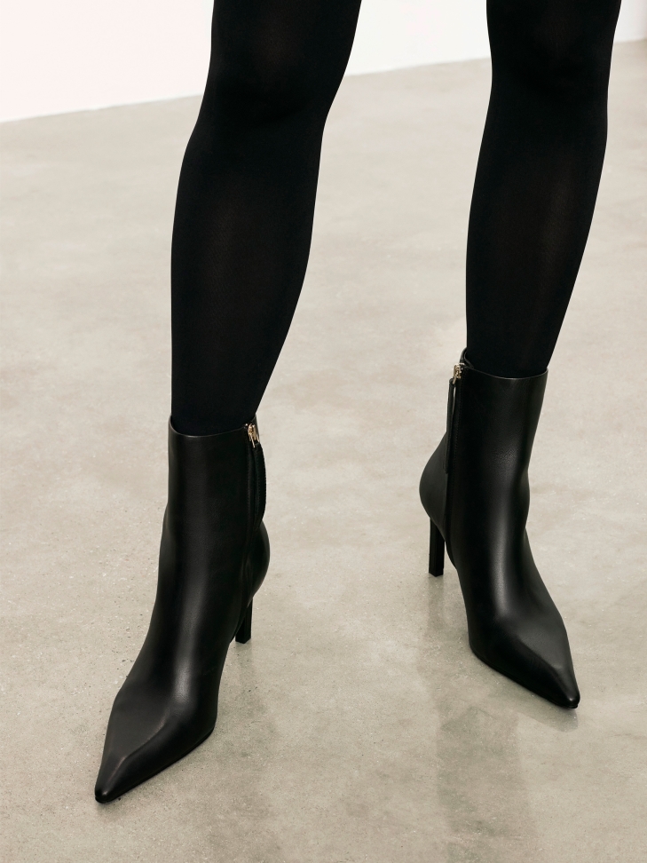Elegant stiletto heel boots in smooth leather