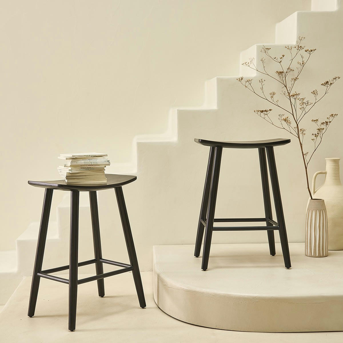 AMBRE - Lot de 2 tabourets en teck massif noirs 65 cm