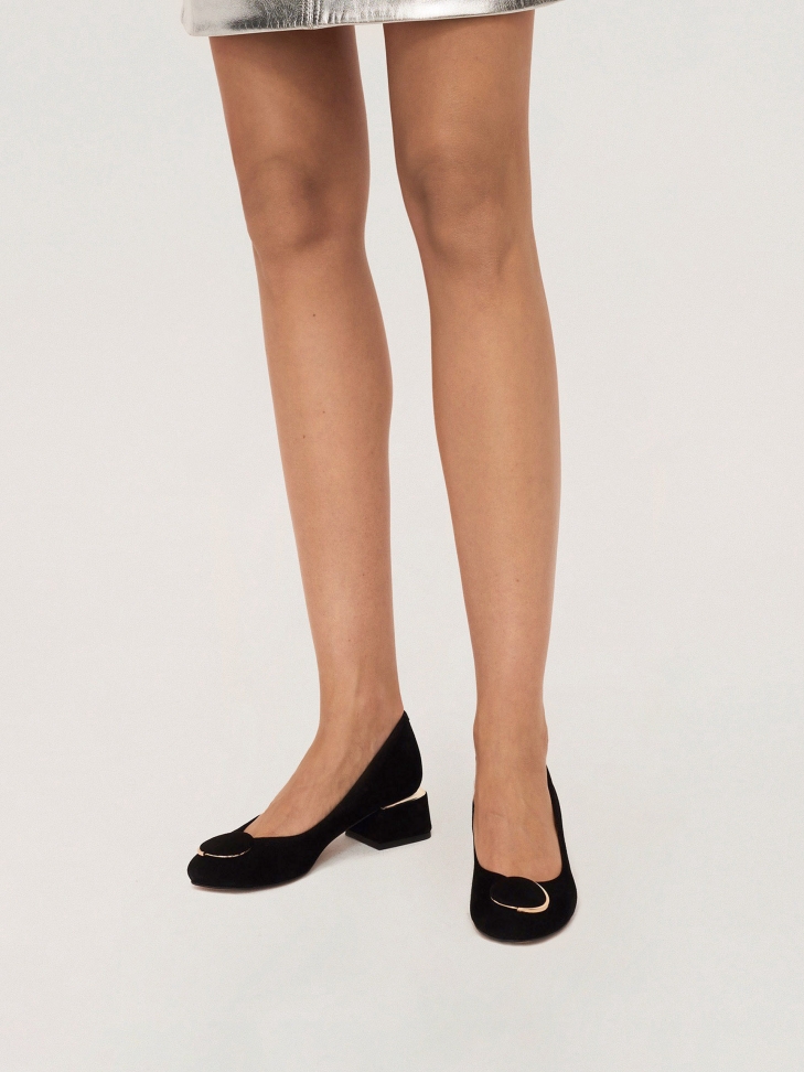 Black suede pumps with a fashionable heel and a round pin on the front