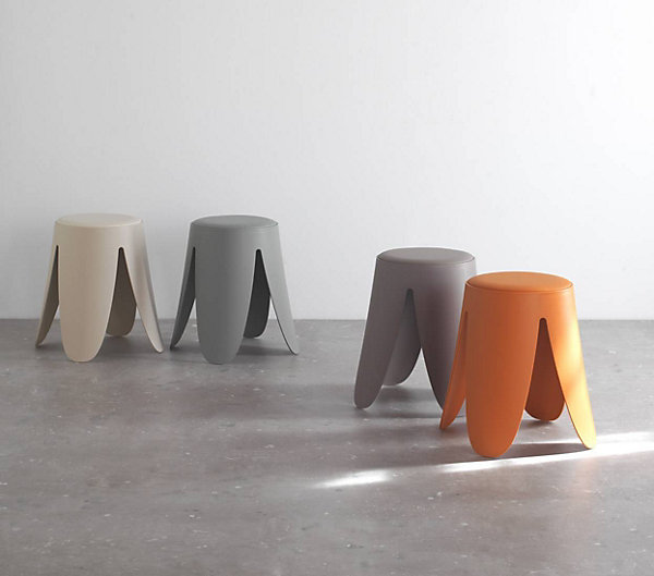 Lot de 4 tabourets bas en polypropylène avec assise tapissée simili cuir