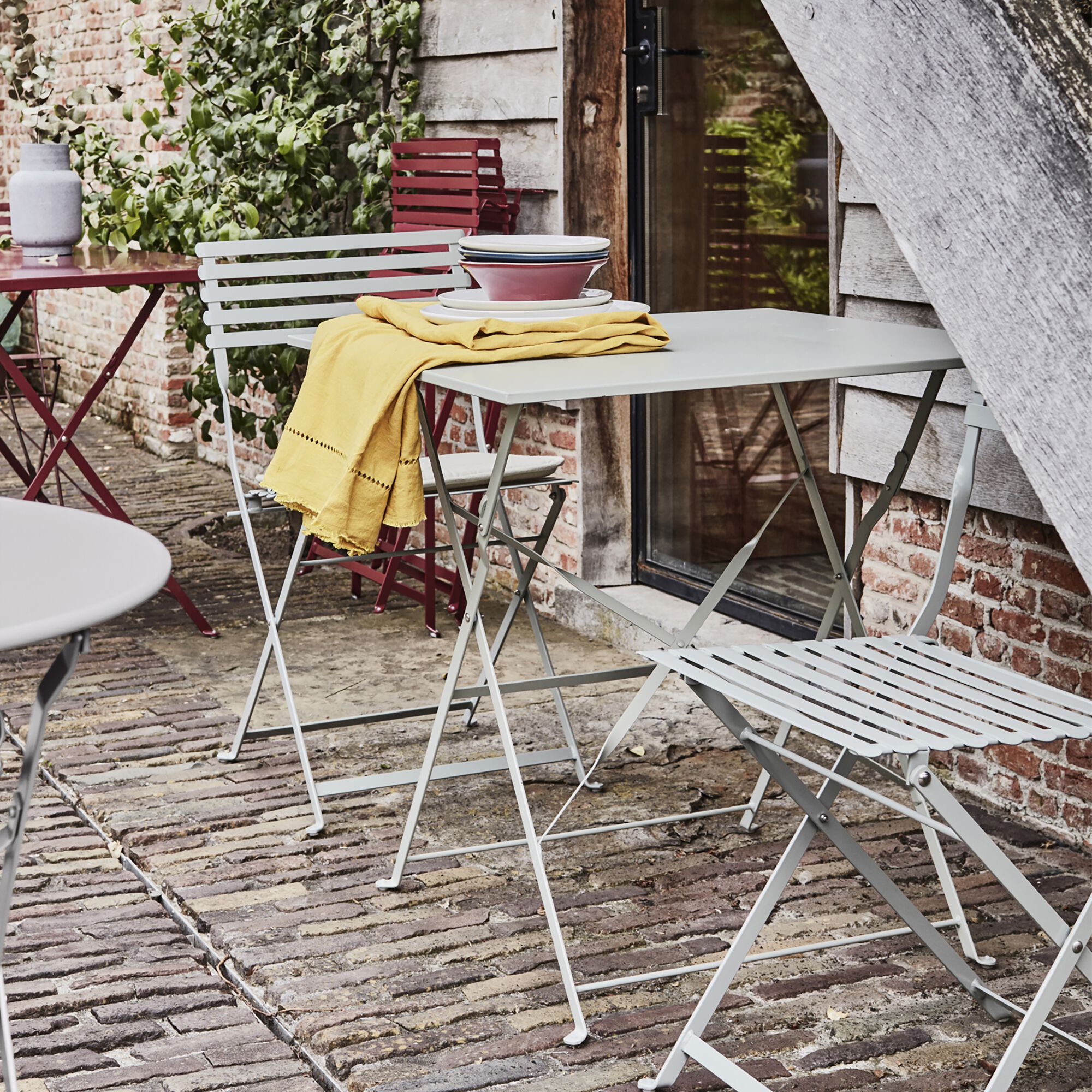 CERVIONE - Table de repas jardin pliante en acier - vert olivier (2 places)