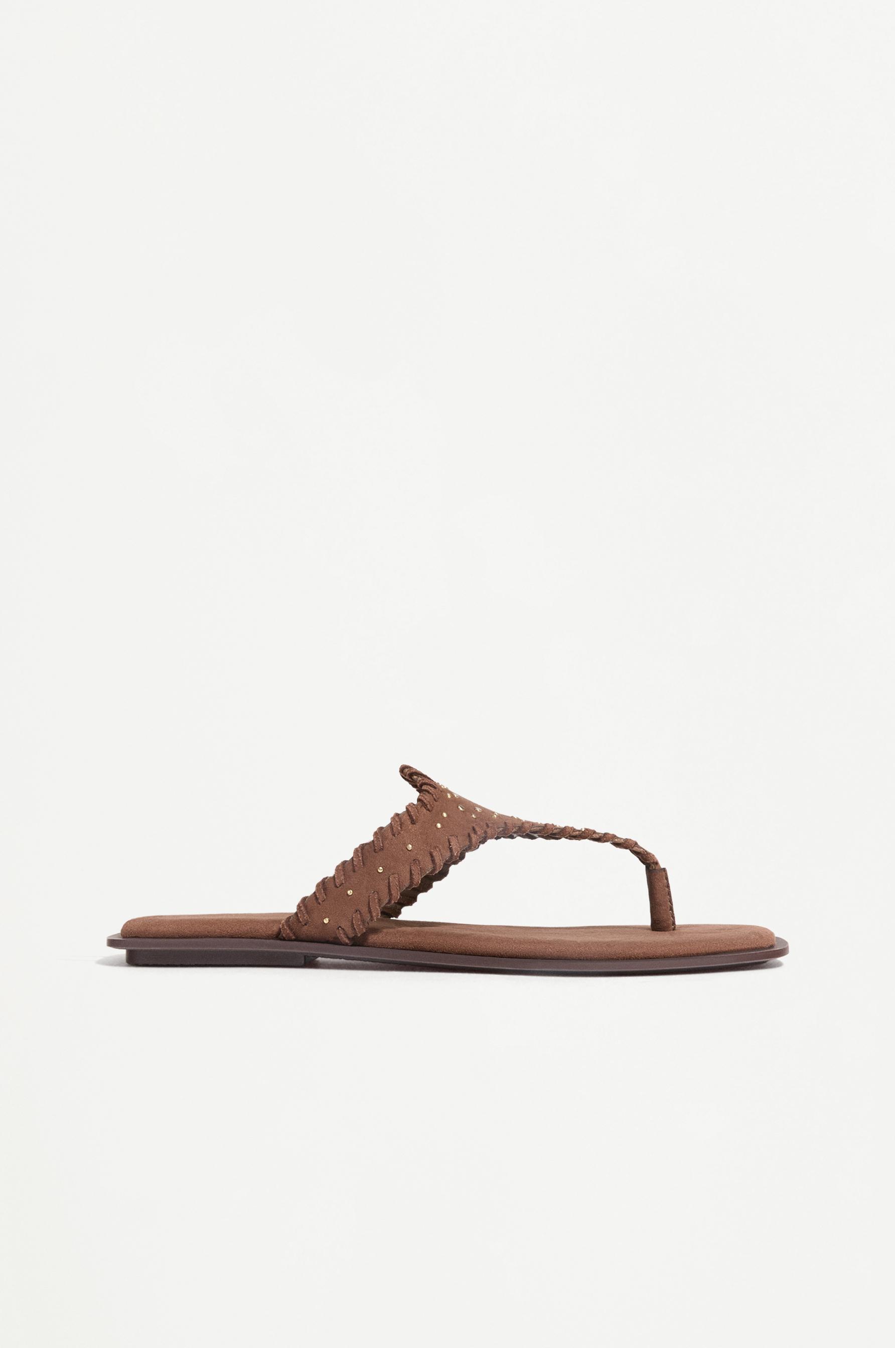 Sandalia plana tachas