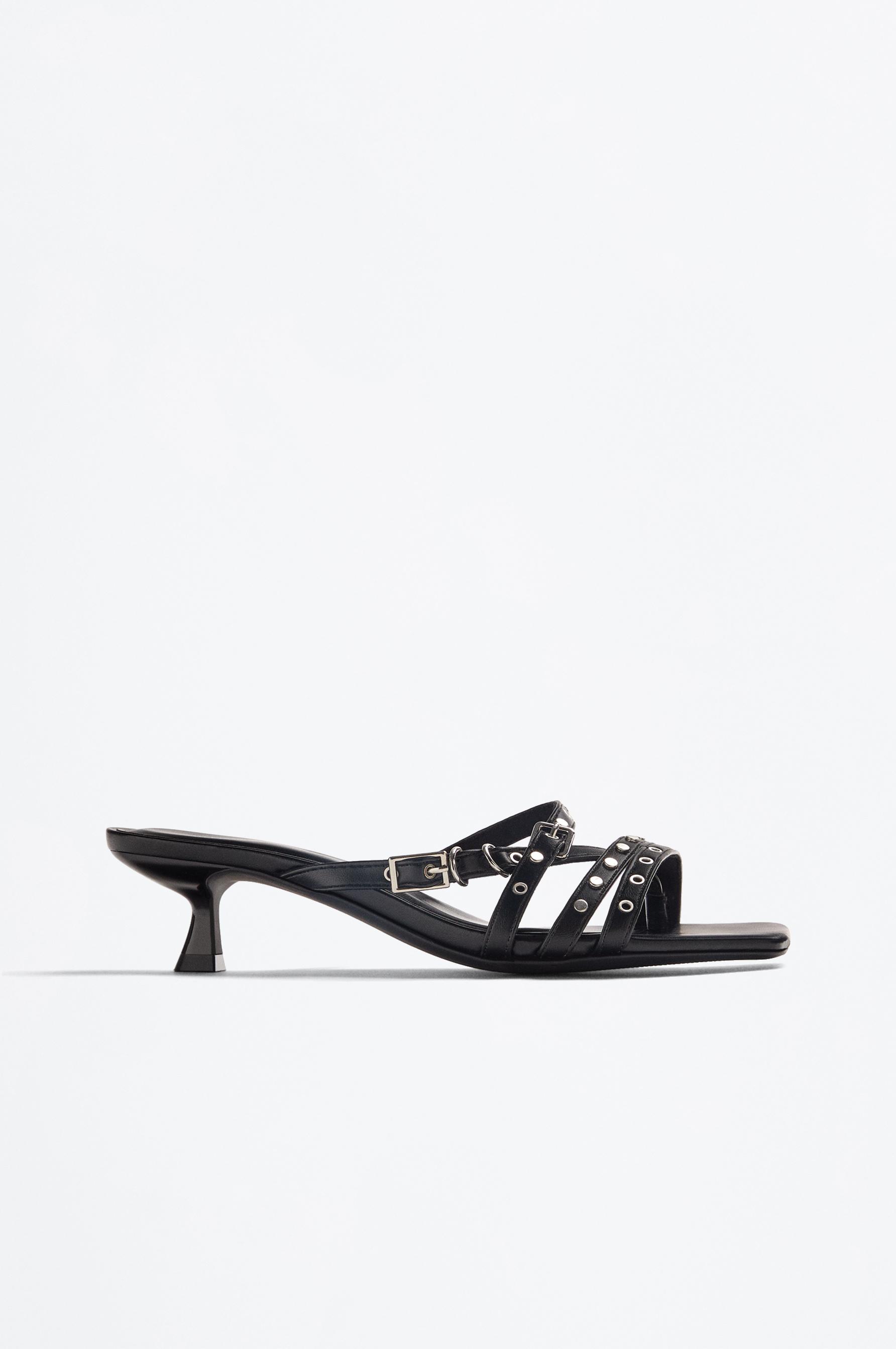 Sandalia tacón tachas