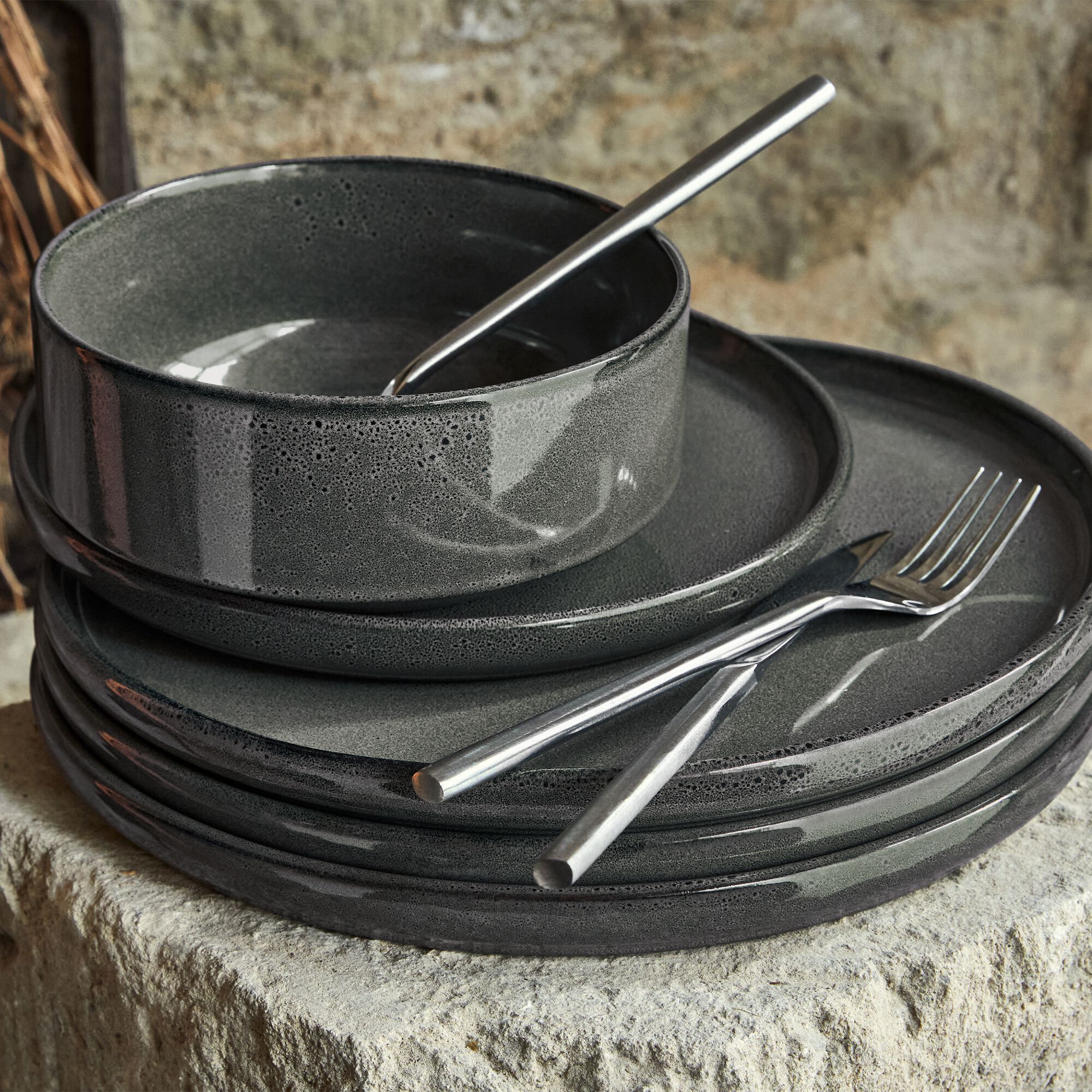 PIETRA - Assiette plate en grès émail réactif D27cm - vert