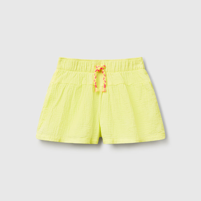 Lightweight shorts with drawstring