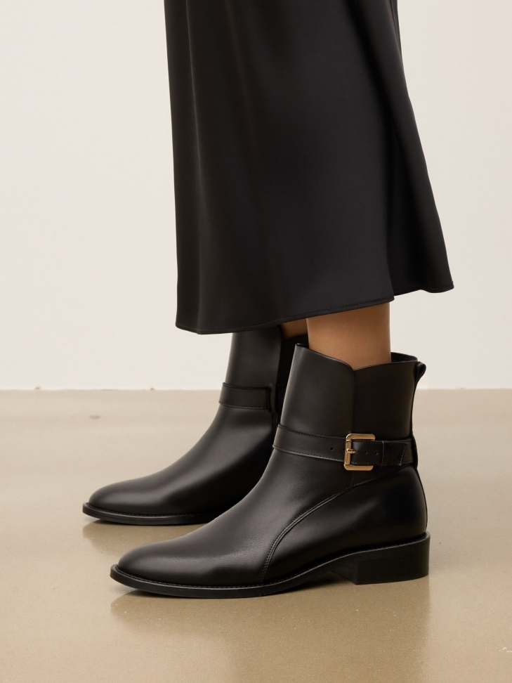 Flat leather boots with strap