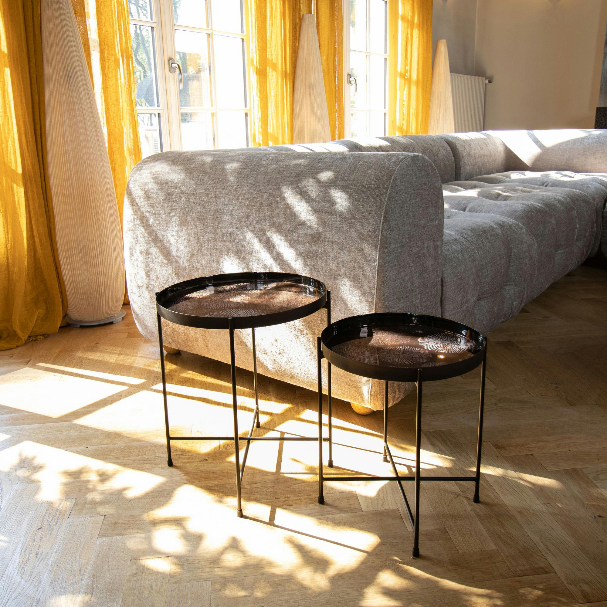 GELA - Set de 2 tables d'appoint avec plateau émaillé marron