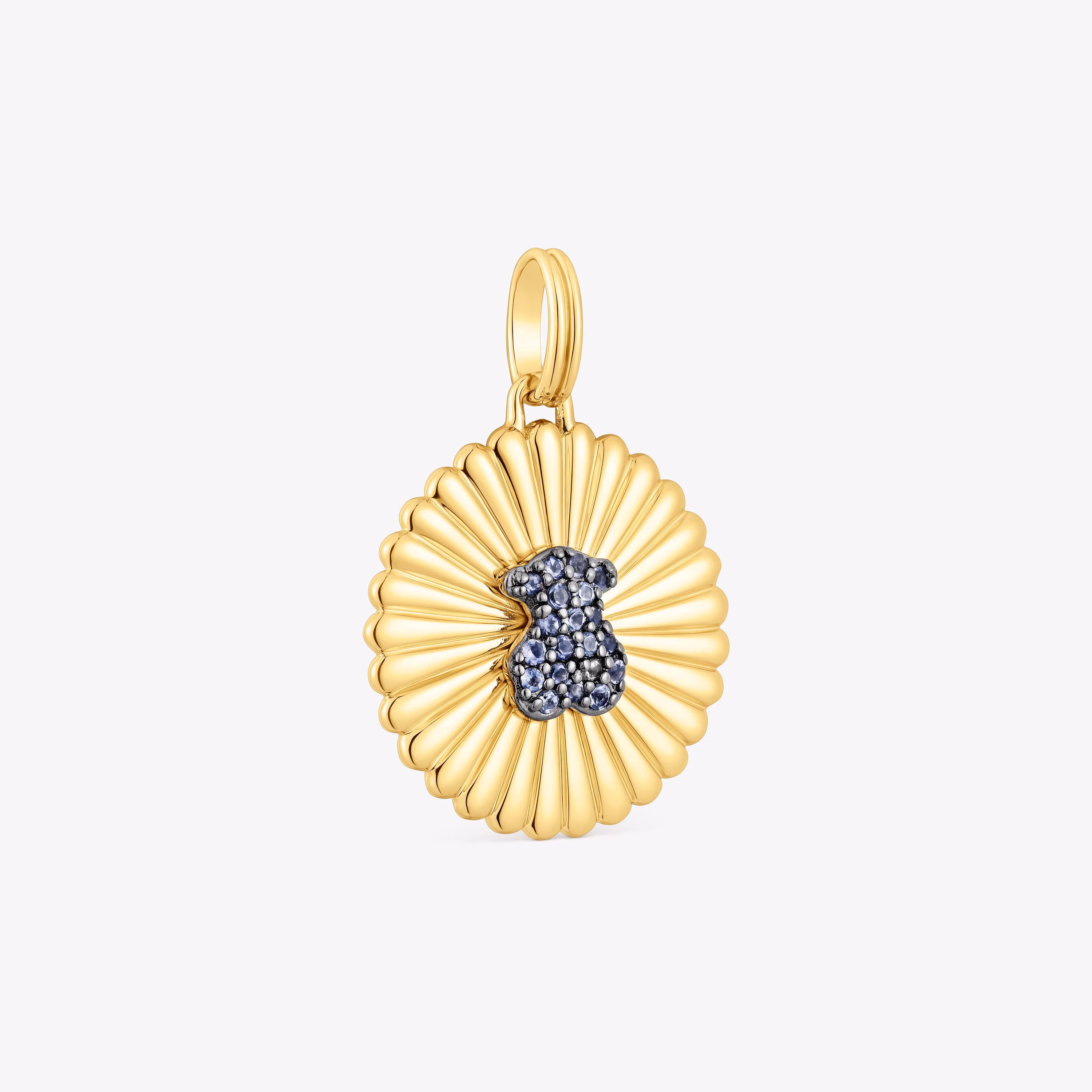 Medalla con baño de oro 18 kt sobre plata y oso con iolitas Iris Motif