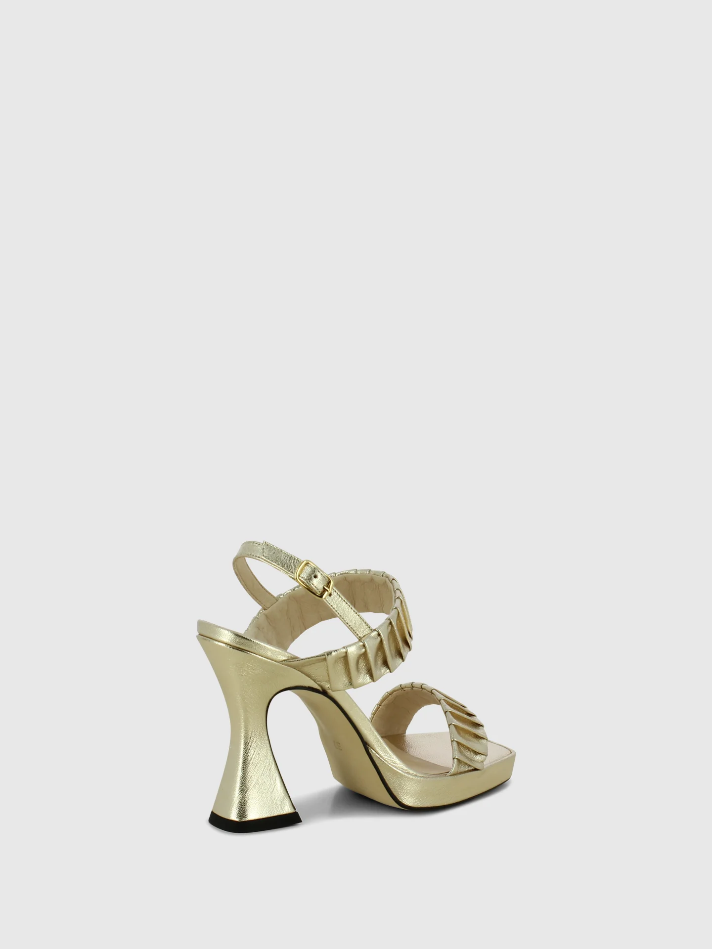 Sandálias com Fivela em Dourado