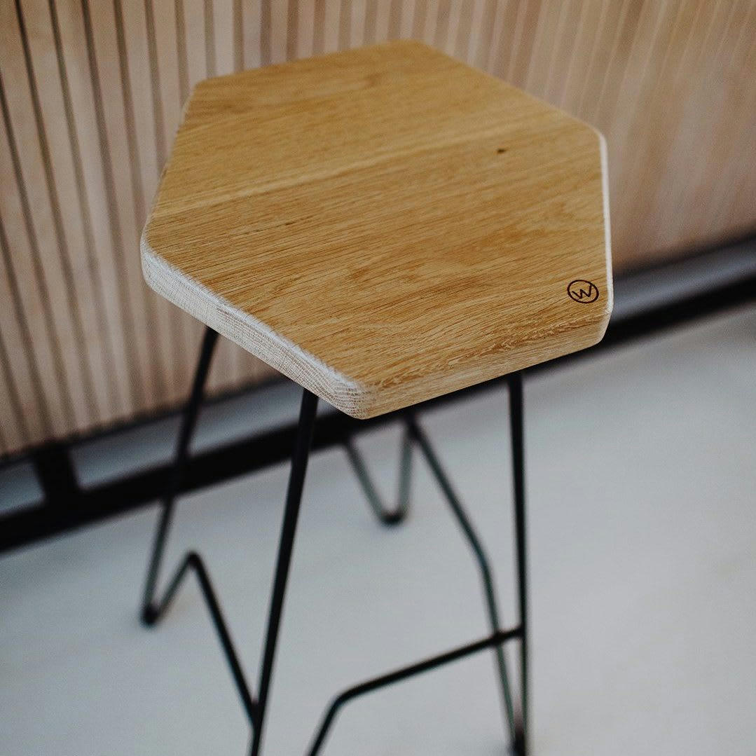 WOOD - Tabouret bar en chêne massif gravure Wood H65 cm