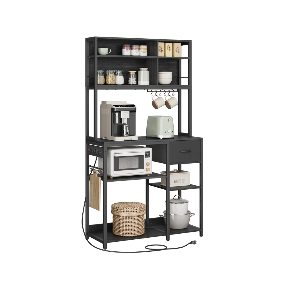 Étagère de cuisine avec multiprise