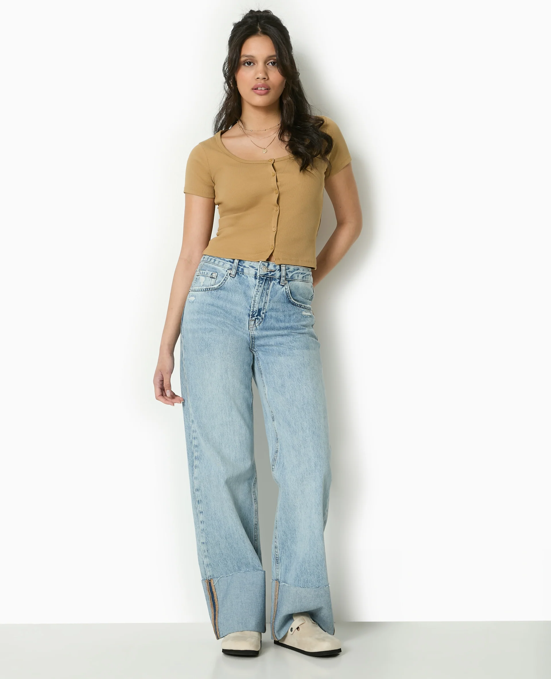 T-shirt court boutonné en maille côtelée