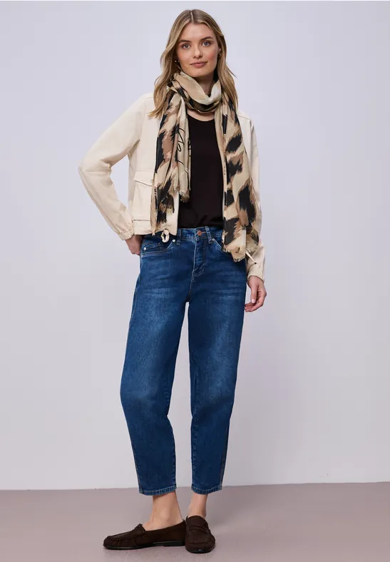 Langer Schal mit Leo-Muster