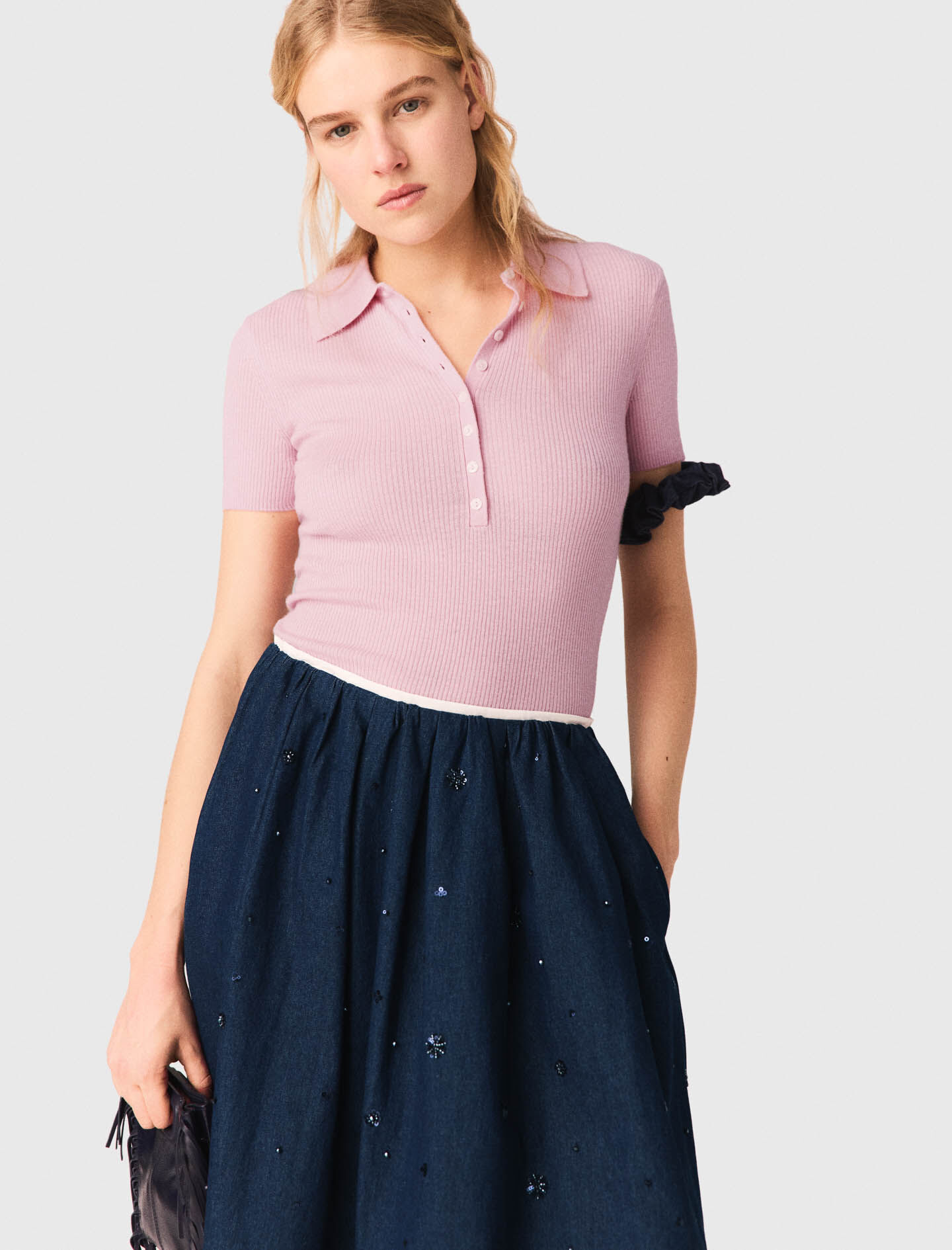 Jupe mi-longue en denim brodé