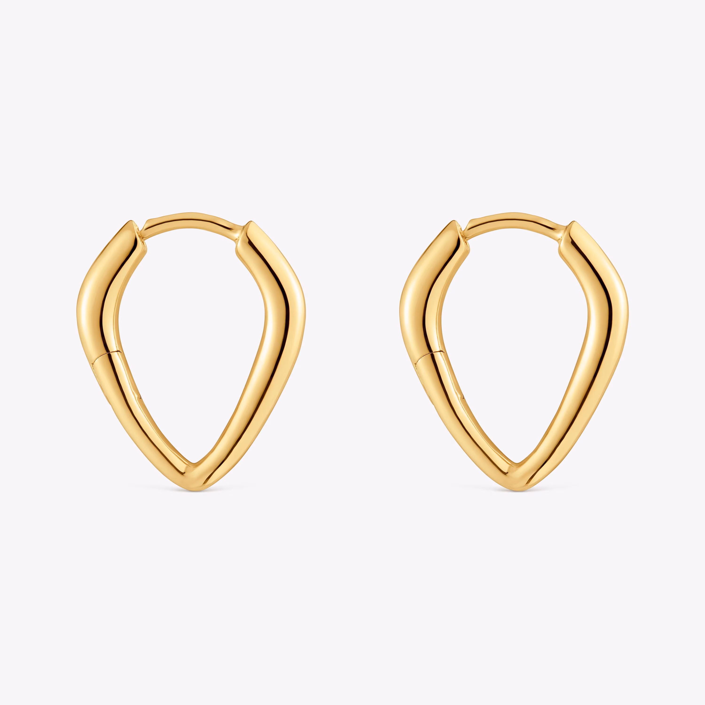 Pendientes con baño de oro 18 kt sobre plata cortos con aro púa Basics
