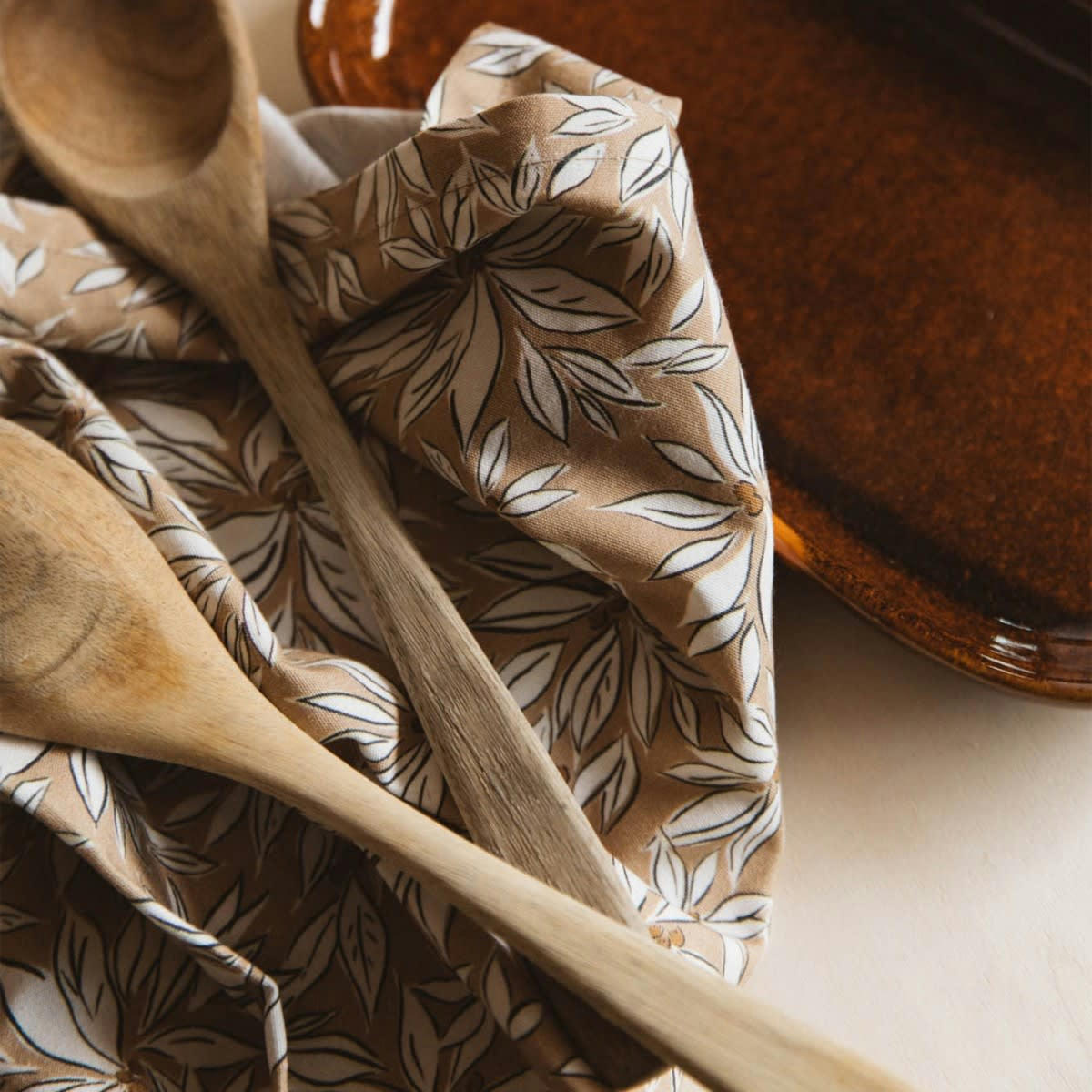 LA CABANE - Torchon en coton imprimé feuille Beige 45x70