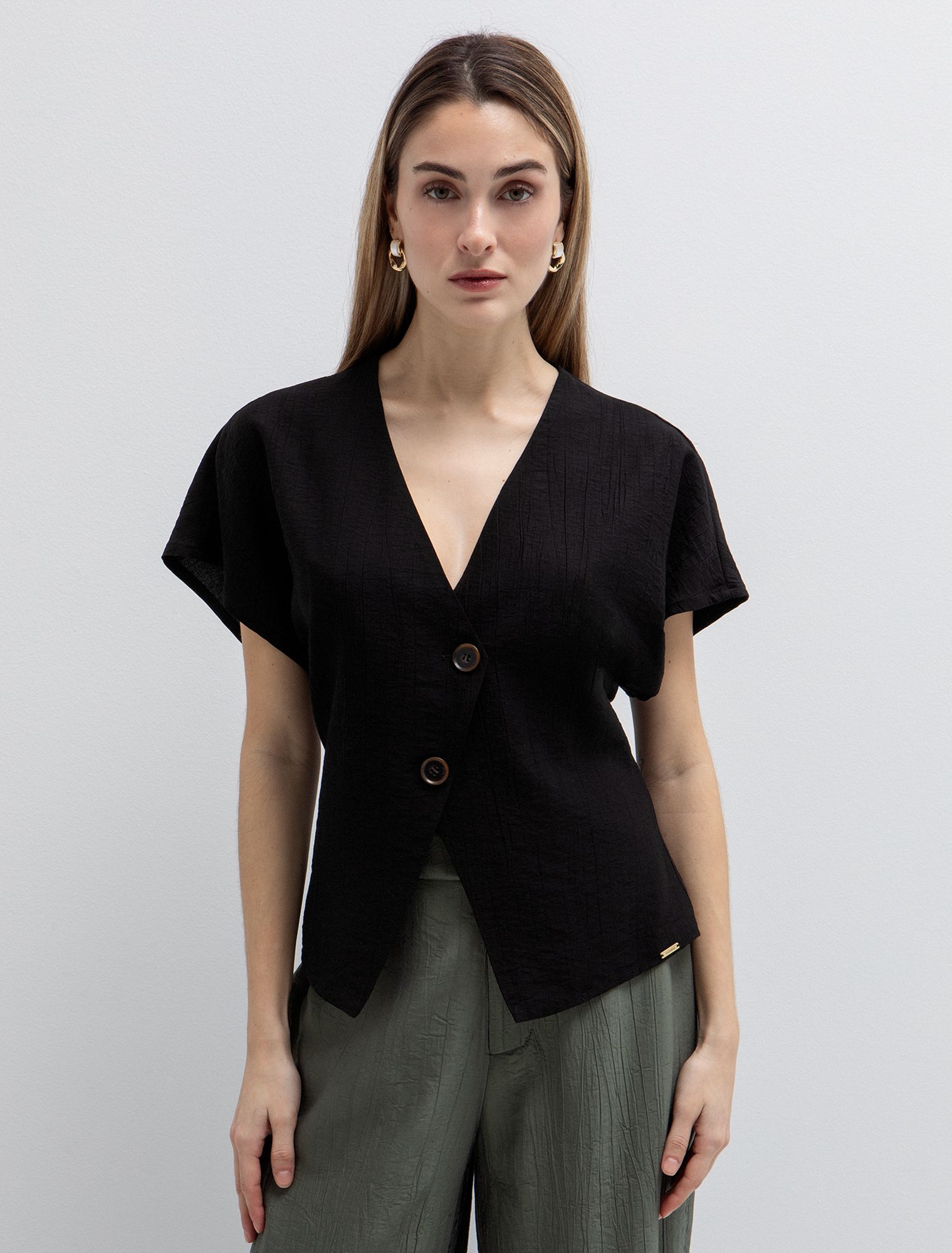 Ασύμμετρη μπλούζα με κουμπιά