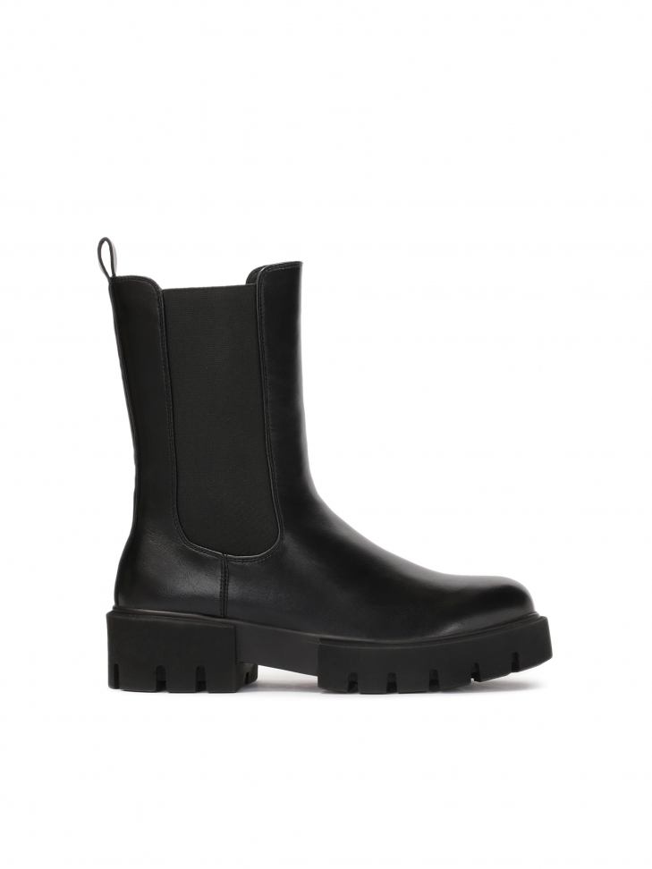 Chelsea boots with chunky sole and slip-on style upper