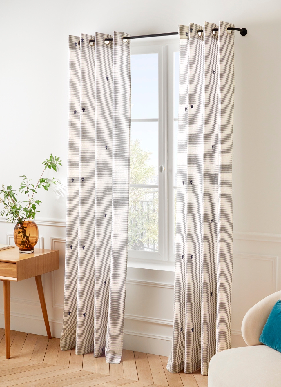 RIDEAU à RAYURES ET BRODERIES FLORALES JAHAZI BLANC CASSÉ