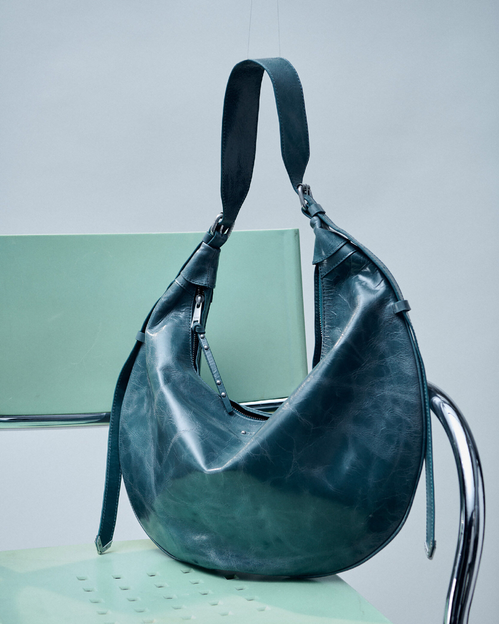Sac demi-lune vert cuir glacé Allane Femme