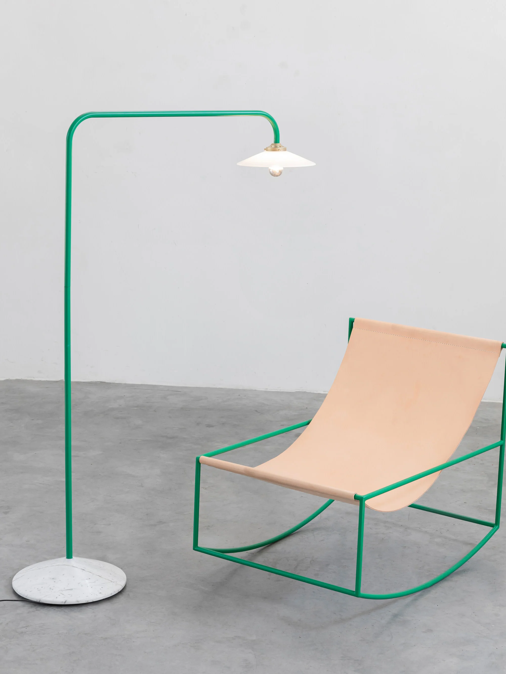 Handgefertigte Stehlampe Moou mit Marmorfuß