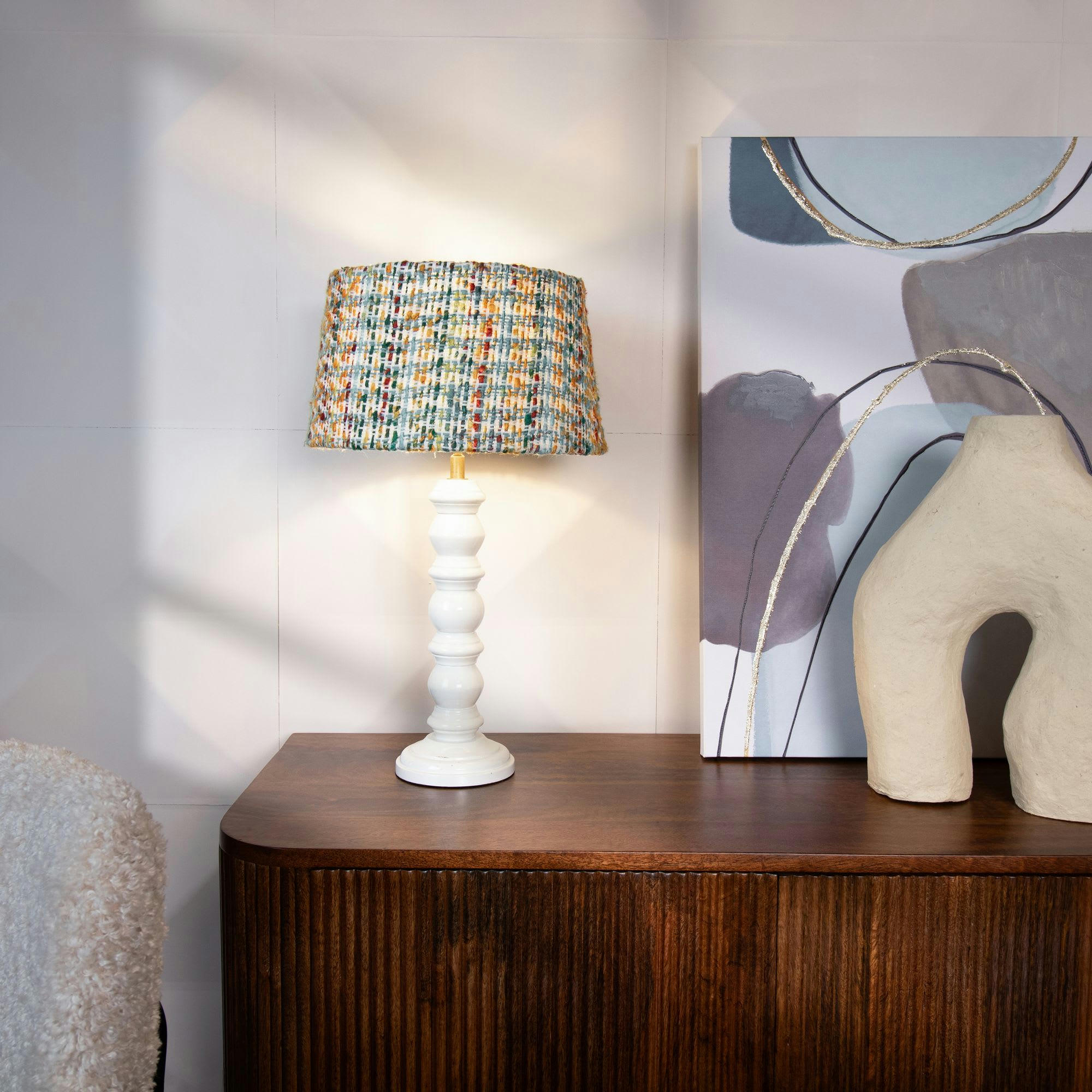 ROMY - Lampe à poser en bois blanc et abat jour en tissu h39cm