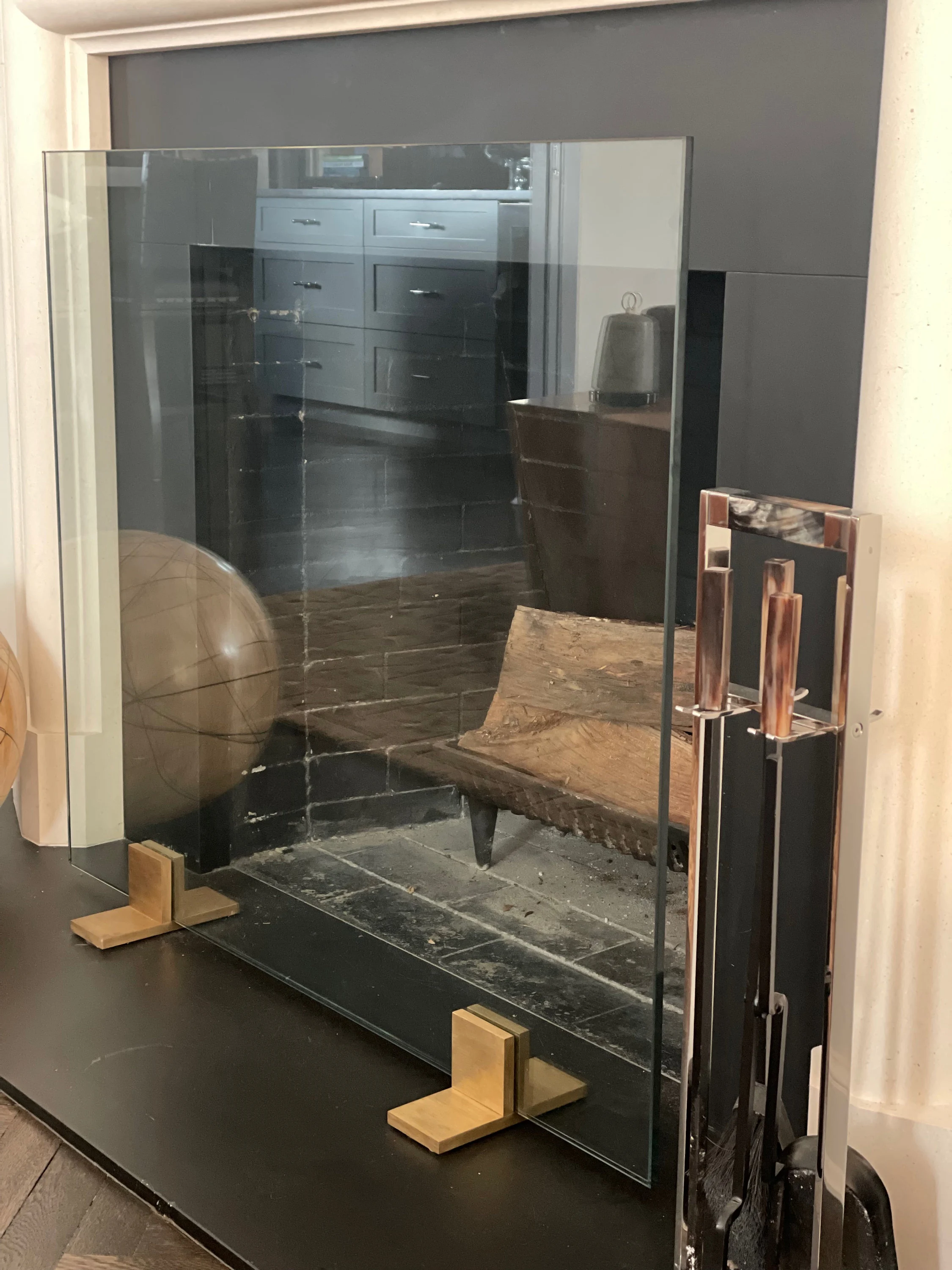 Modern Tempered Glass Fireplace Screen: Custom Brass Feet