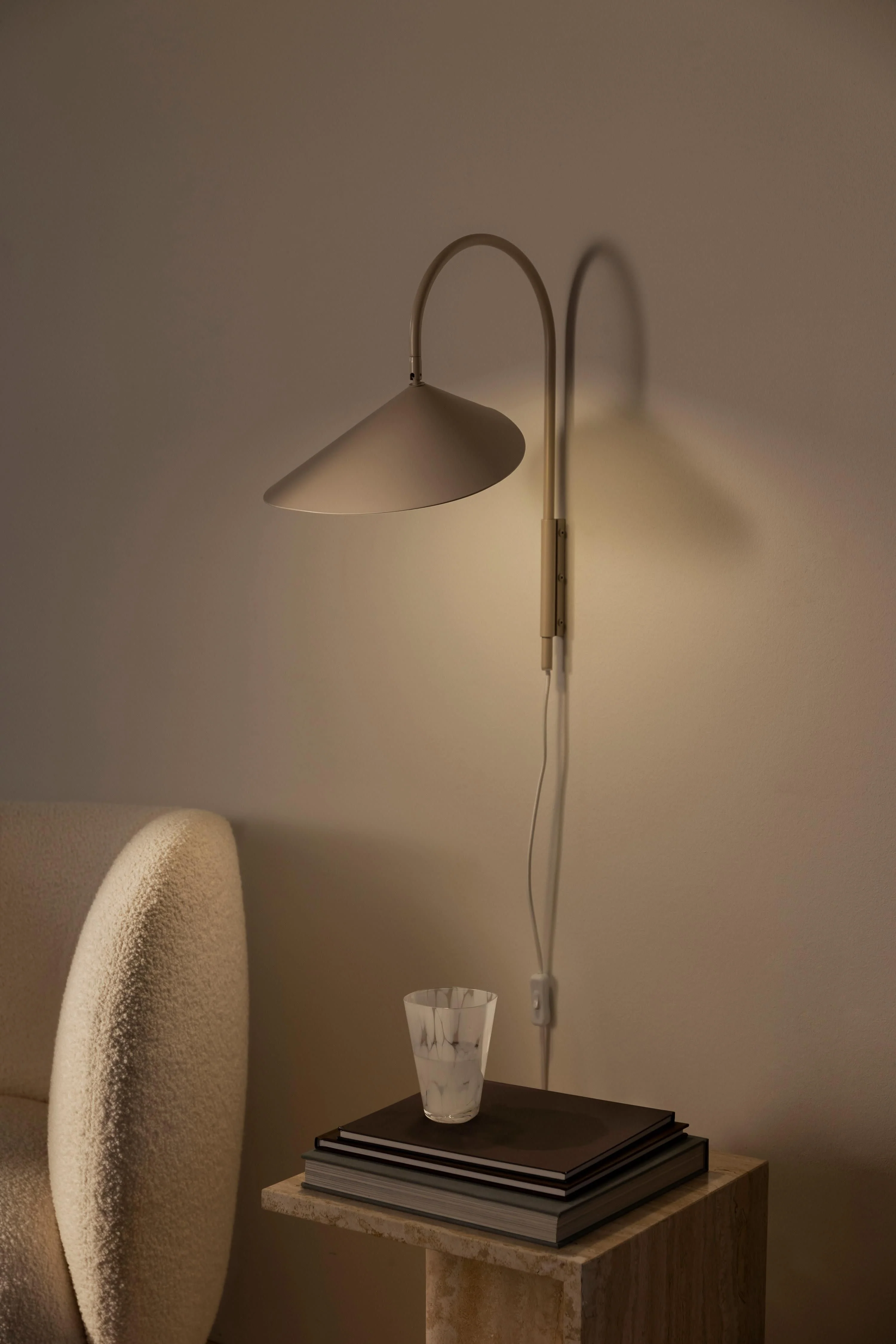 Große Wandleuchte Arum mit Stecker, verstellbar