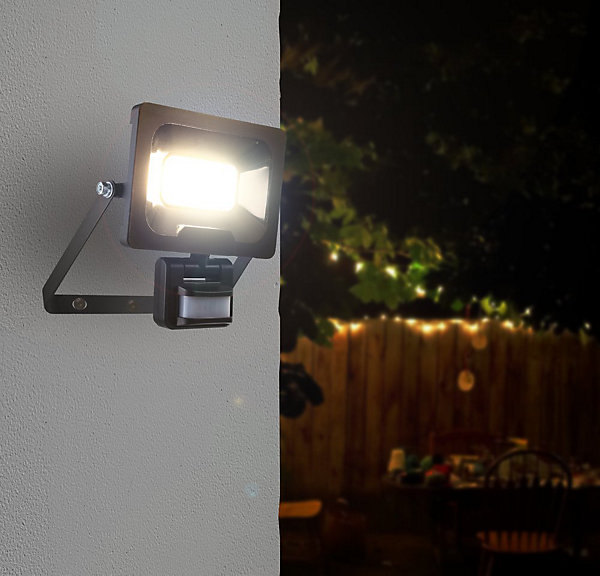 Arlux Lighting Projecteur Mural NINO 20W 1600lm - Detecteur de Mouvement - Noir