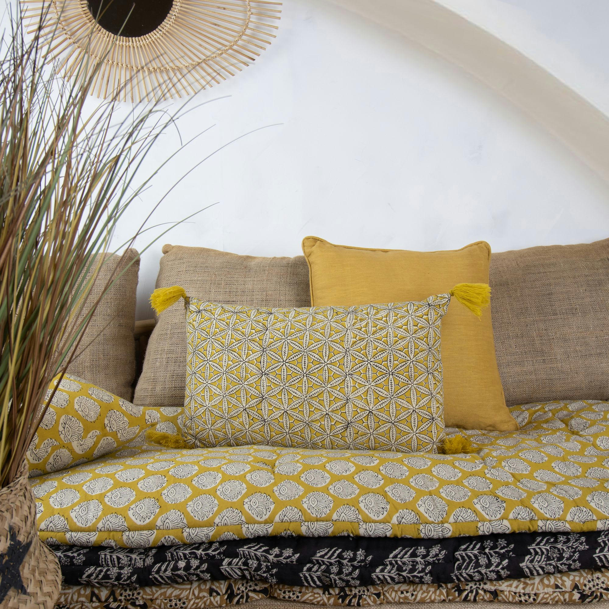 NOIDA - Coussin en coton jaune avec pompons 30x50cm