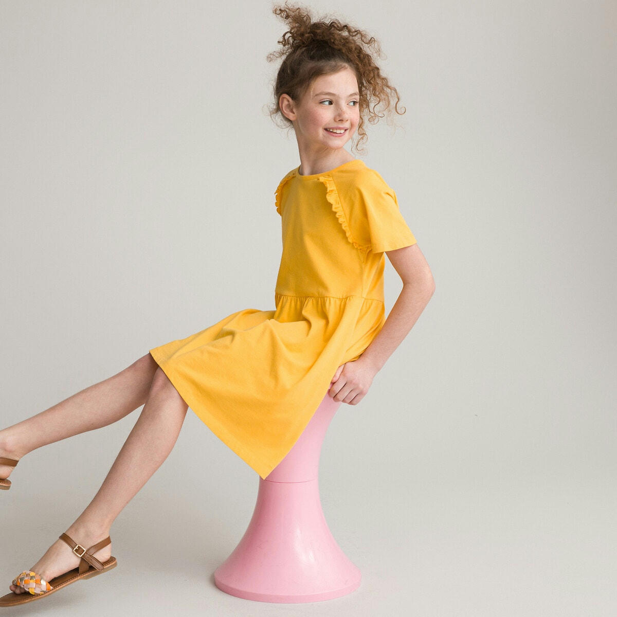 Robe manches courtes, détails volantés