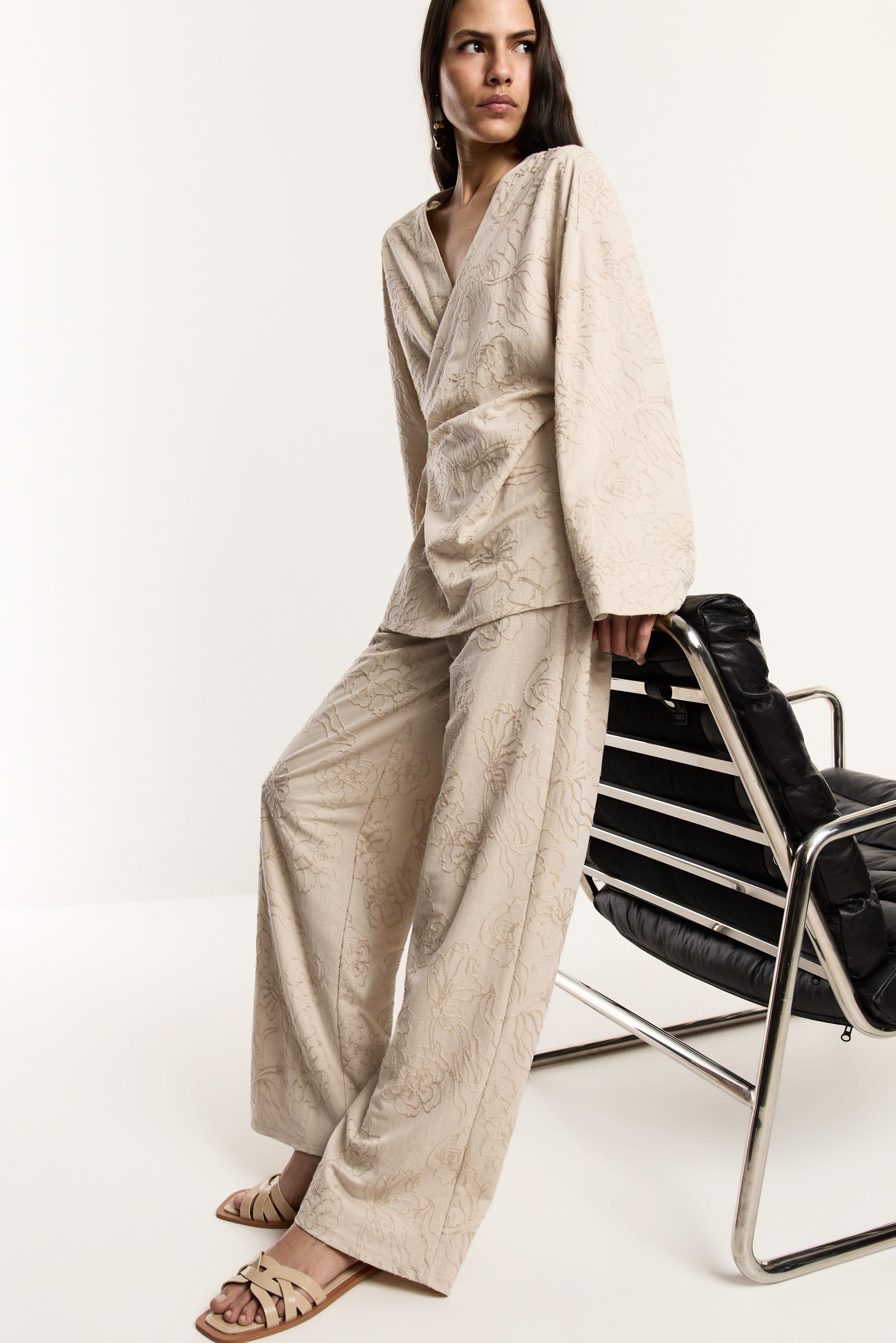 Pantalón bordado
