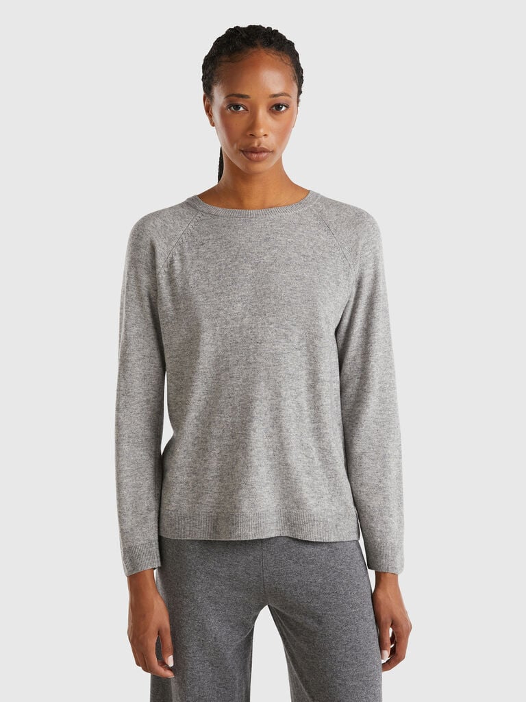 Gray m&eacute;lange crew neck sweater in cashmere and wool blend