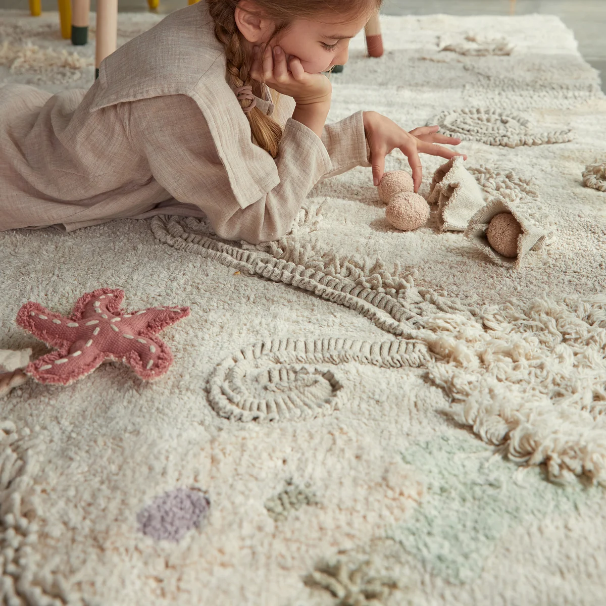 Lorena Canals - Seabed Spielteppich mit Spielzubehör, 140 x 200 cm, natur