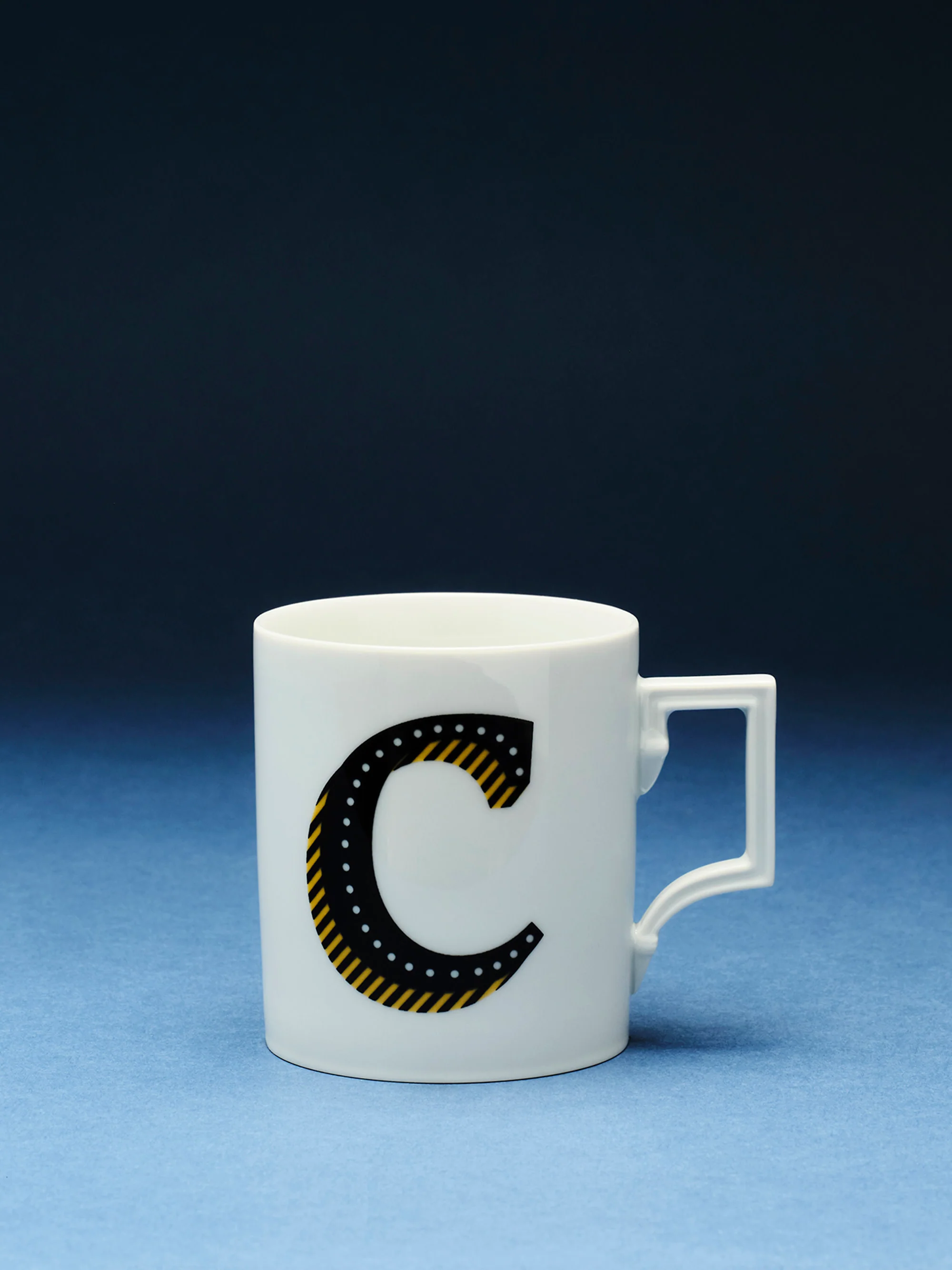 Westwing x MEISSEN, Handgefertigte Tasse Initials mit Dekor-Motiv