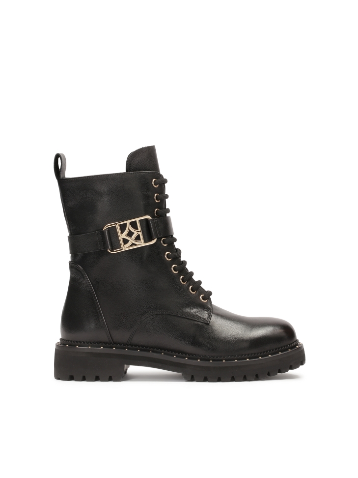 Classic boots with detachable strap