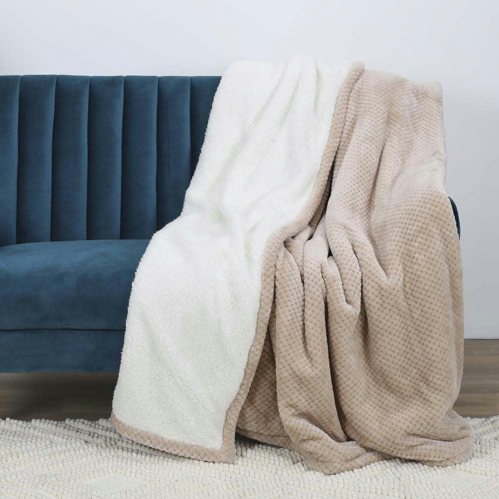 - Plaid sherpa effet nid d'abeille 180x220 cm beige rosé