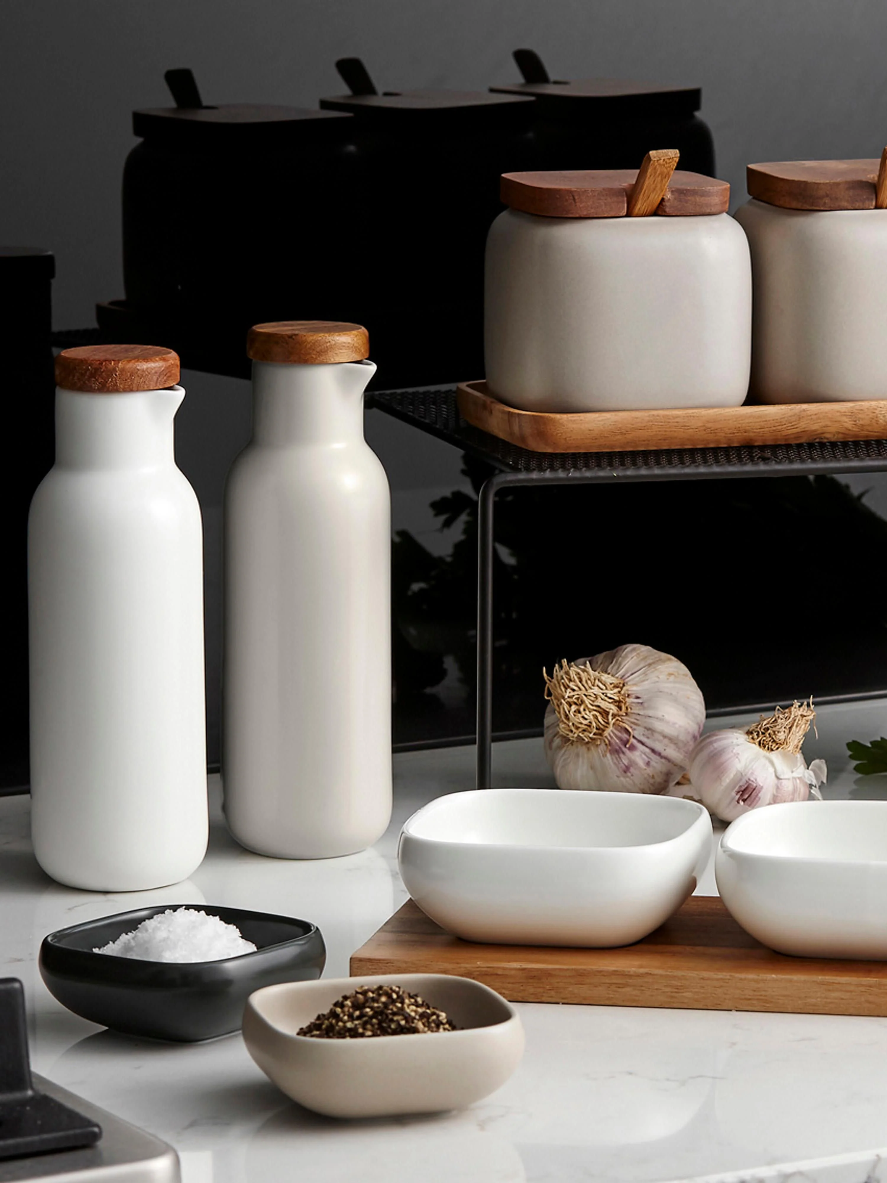 Essig- und öl-Spender Essentials aus Porzellan und Akazienholz, 2er-Set