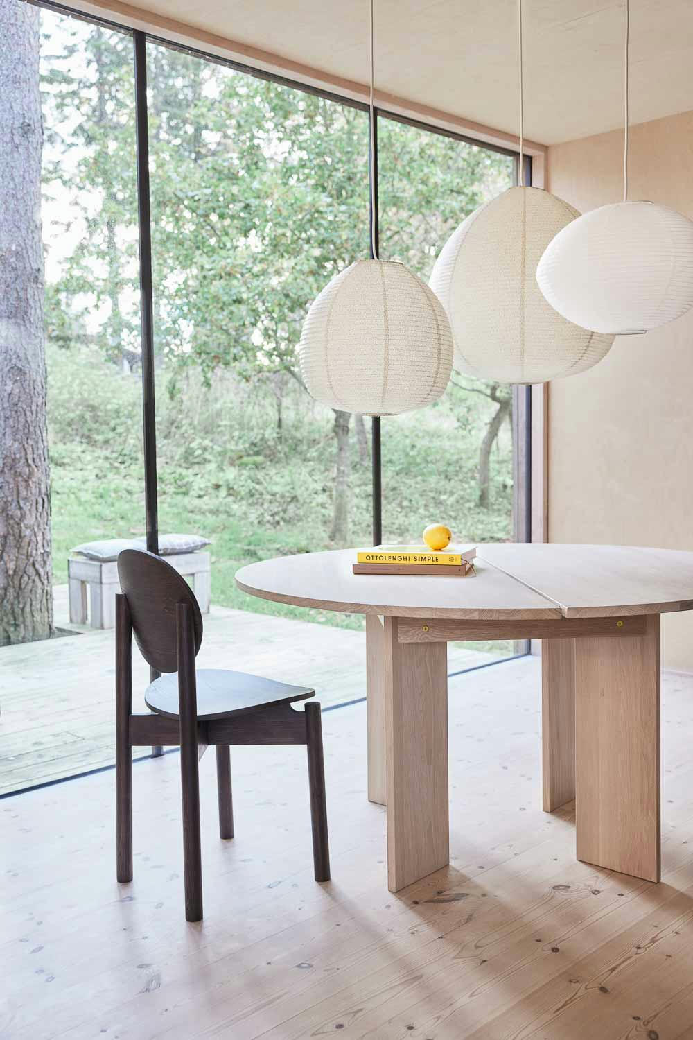 KOTAI - Table marron en chêne Ø140xH74cm
