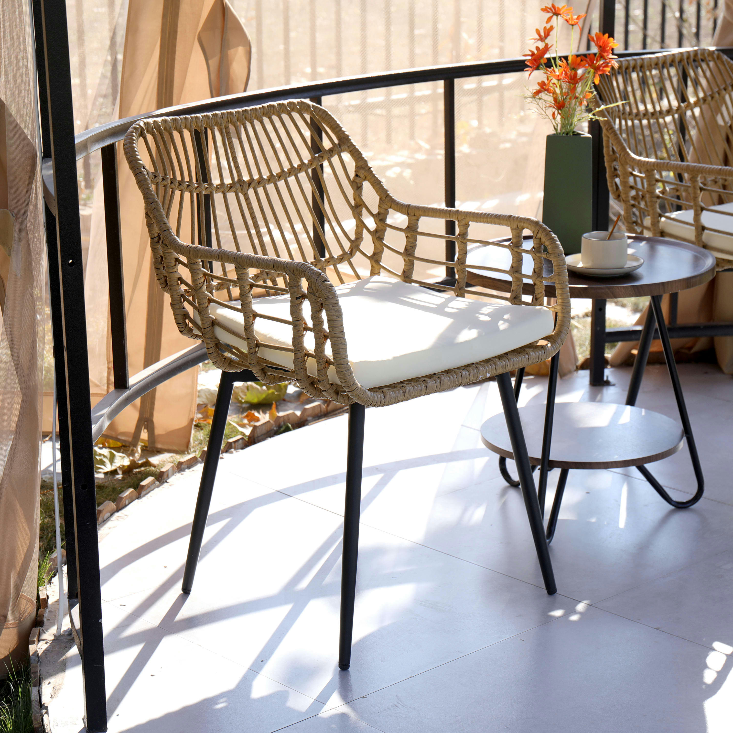 - Lot de 2 chaises en métal et rotin