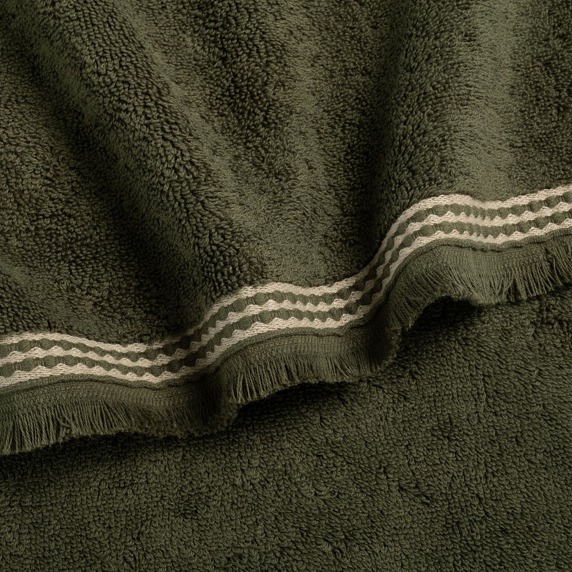 AMANDINE - Serviette de toilette frangée en coton 50x100cm - vert cèdre
