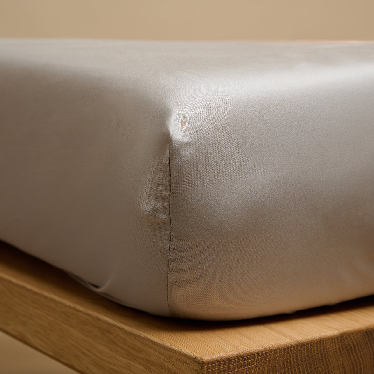 Coco & Cici - Tencel Sateen Hoeslaken Topper 180 x 200 x 10 cm - 2 Persoons Beddengoed - Lyocell - Elastiek Rondom - Taupe - Extra Zacht