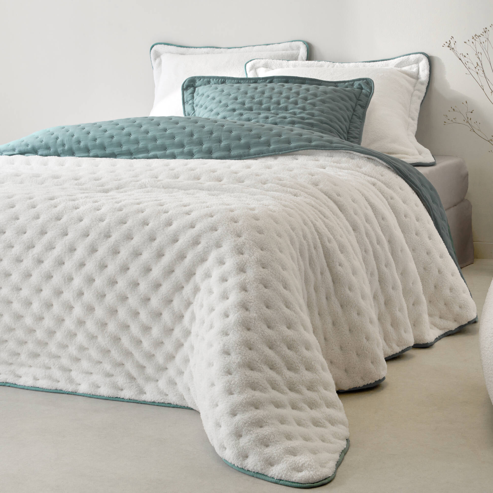 Couvre-lit réversible microfibre matelassée/sherpa