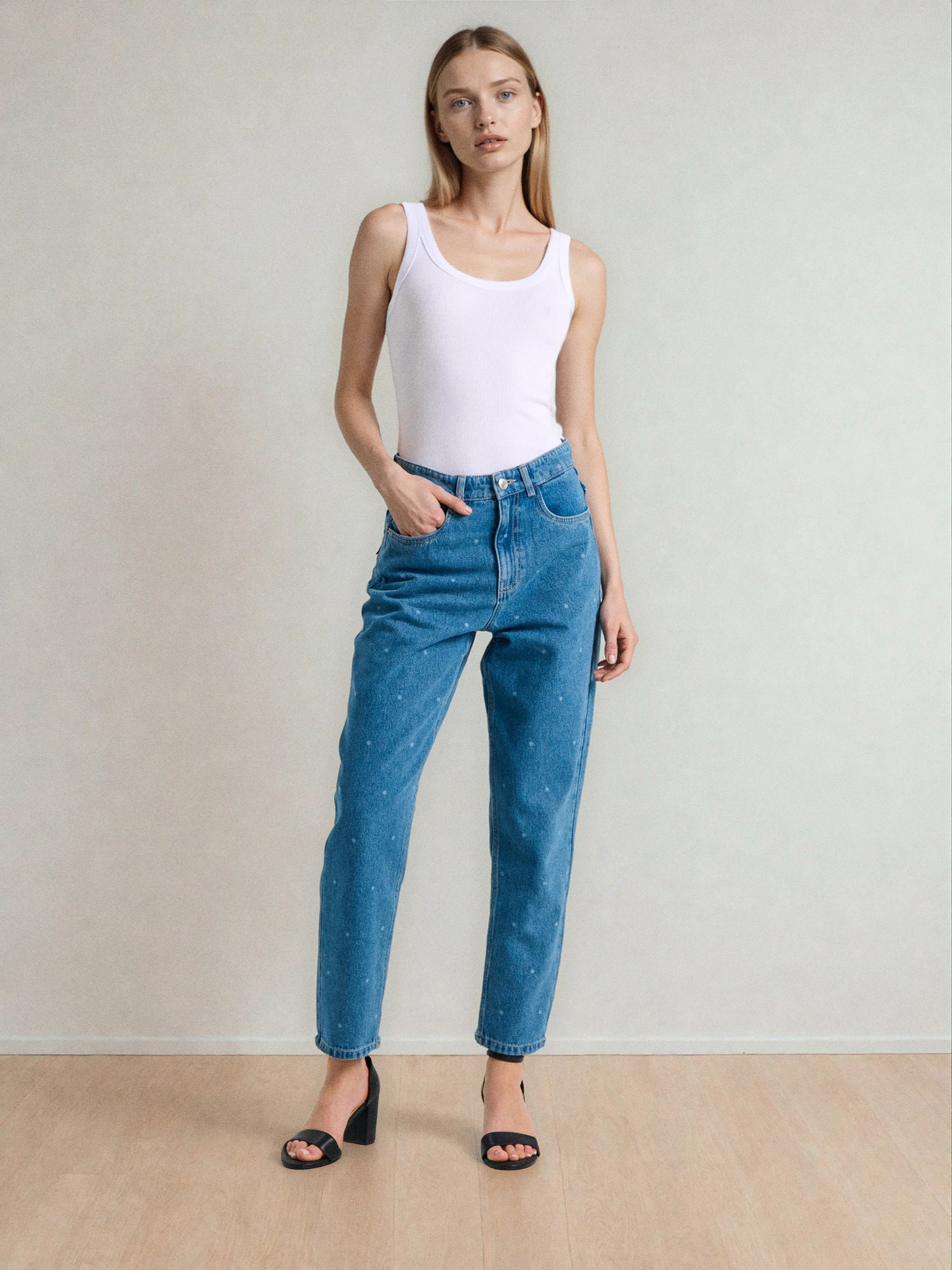 Jeansy mom fit w kropki